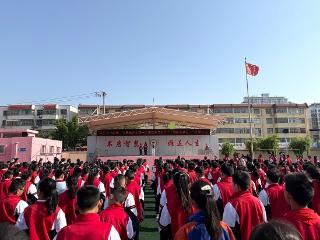 莒南县第三小学举行“筑牢安全防线，守护生命之花”主题升旗仪式