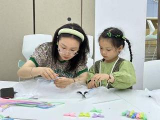 一场充满创意与温情的亲子互动 杭州聚沙邻里中心举办母亲节手作活动