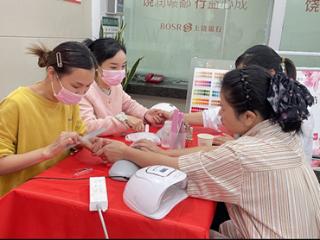 上饶银行铅山支行开展“感恩母亲节，以美之名说爱您”主题美甲沙龙活动