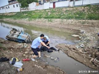 “快！救人！”民警飞奔入河，泥潭中拽回落水老人