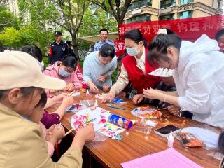 济宁太白湖新区许庄街道恒大名都社区开展“花团锦簇寄深情 孝亲敬老志愿行”母亲节团扇DIY活动