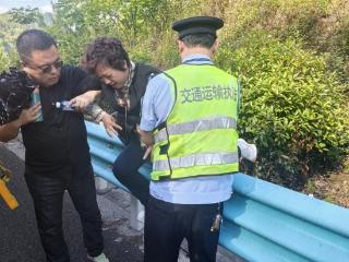 旅游大巴高速抛锚 贵州交通执法八支队九大队及时转运乘客
