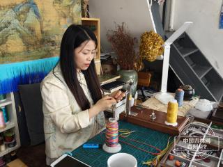 线线缠绕，结结有趣！本届东北书博会上，非遗传承人现场解锁端午节五彩绳编法！