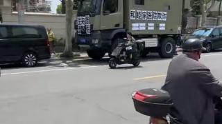 上海一患者在医院门口停房车维权，称车祸花近百万元治疗，屁股整形遇到“假专家”(图1)