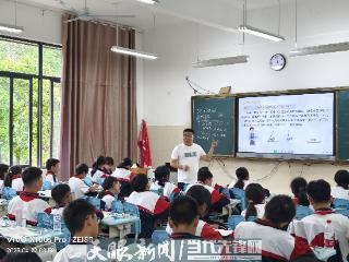 仁怀市第一中学关工委成员深耕课堂察实情