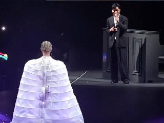 53岁郑秀文放飞自我，演唱会当众掀起上衣，网友：理解许志安了