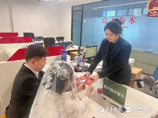 251对新人带着身份证领到结婚证！520、521结婚预约火爆