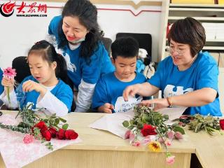 即墨区潮海街道泰山社区举办“指尖花韵 母爱如山”亲子花艺活动