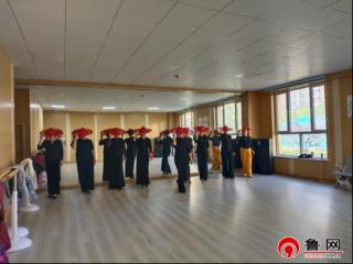 德州天衢新区长河街道明德社区开展“银龄新时代·健康快乐行”优雅步态模特培训活动