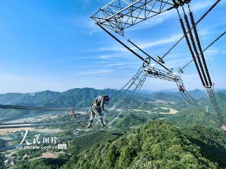 安徽池州：特高压输电线路检修