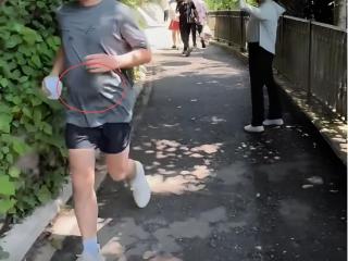 影帝也没扛住？梁朝伟户外被偶遇，网友辣评：皱纹满脸、大肚腩