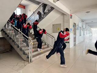 莒南县文疃中学开展"防灾减灾日"主题应急演练活动