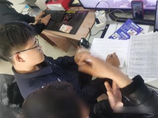 江苏滨海：聋哑人遭遇“冒充军警”骗局 民警“无声”劝阻止损