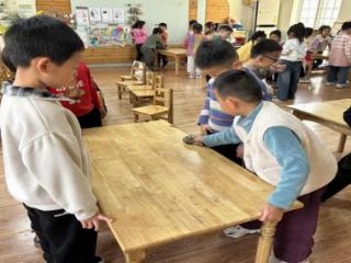 淄博市淄川区实验幼儿园开展“桌子美容师”实践活动