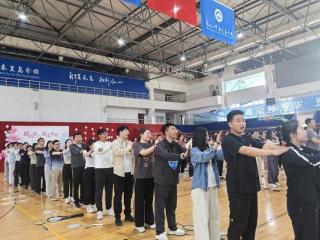 秦皇岛市教科文卫工会举办单身青年职工羽毛球联谊活动
