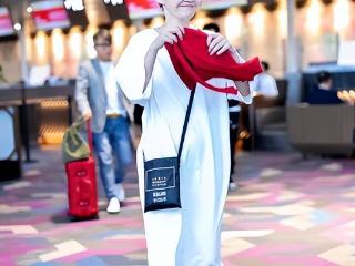 许晴再老都要装少女，穿t恤连衣裙走机场，哪里像56岁的女人？