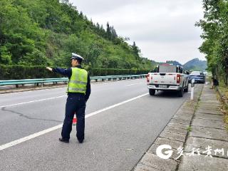 男子高速行驶遇爆胎 铜仁交警快速处置保平安