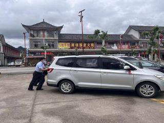 农行蒙阴岱崮支行：西装革履的“推车侠”