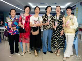 巧手织爱暖银龄 孝亲敬老传温情