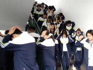 临沂汪沟第一中学开展防震减灾应急疏散演练活动