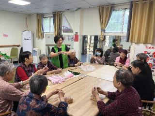 献礼母亲节 老人巧手“扭”出幸福花