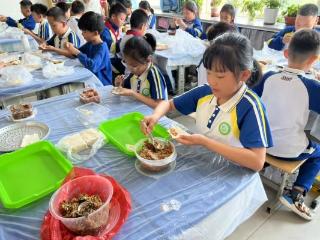 淄博市博山区四十亩地小学开展包饺子实践活动