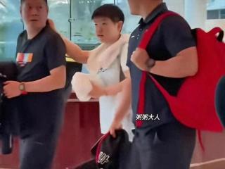 多哈世乒赛，孙颖莎捏着邱指导脖子去下训，邱爹笑得一脸宠溺