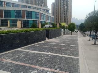 拆花台扩通道 江北科技实验小学门前拥堵变通途
