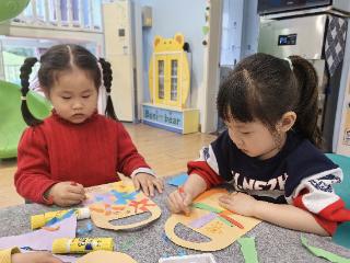 东营市东营区第二实验幼儿园：巧手制心意 稚爱献母亲