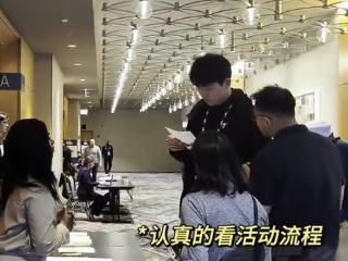 杨瀚森现身选秀抽签现场！接受采访，与好友洽谈，穿西装太酷炫！