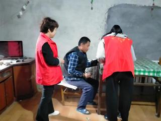 新泰市西张庄镇四槐树村开展“低保入户知民情 兜底服务暖人心”志愿服务活动