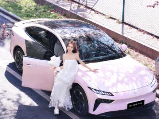10-15万内选第一台电动轿跑？年轻人：这台“社交神器”才是心头好！