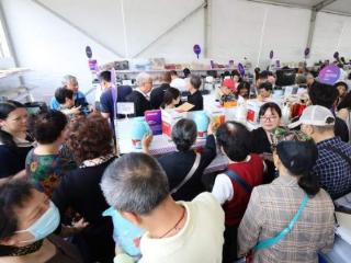 现场依旧人山人海！环球港出口商品展销会今日升级转场，场地扩容、商品品类扩容