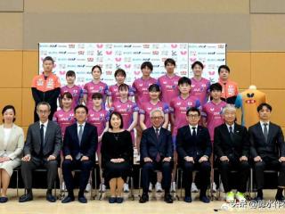 日乒抵达多哈！张本美和满脸愁容，早田伊藤像休闲游，男队很平静
