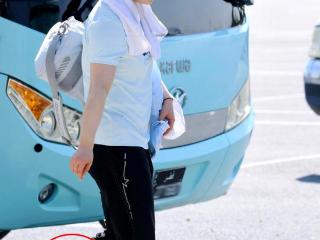 国乒抵达多哈首次训练，孙颖莎被发现小腿大面积淤青，令人心疼！