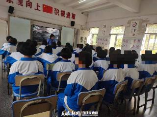 万山区关工委深入市第十六中学慰问接受矫正教育学生