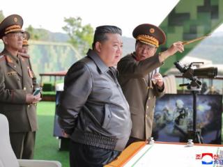 金正恩观摩朝鲜人民军各兵种战术综合训练(图)