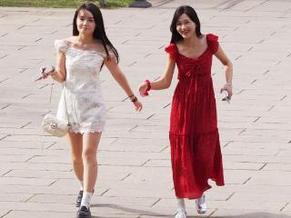 济南街头夏意浓，市民纷纷“轻装上阵”