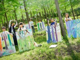 重庆石柱：100多位小画家在桥头镇开了一场“乡野画展”