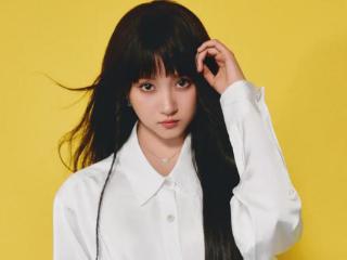鹿晗求婚了？关晓彤现身秀出无名指戒指，两人恋情疑似迎来转机