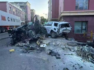 国产轿车市区道路上狂飙240km/h 失控后发动机都被撞飞