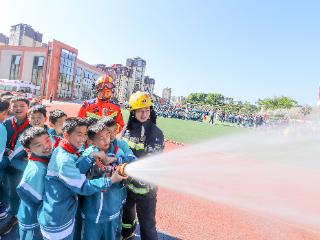 【多彩新论·图里有理】织密安全网