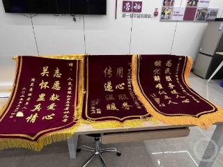 银发志愿者在行动：医院里的“红马甲”阿姨团解忧又暖心