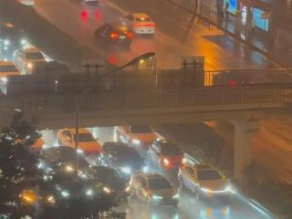 车辆桥下堵路躲冰雹引争论，律师：避险不当造成损害应担责