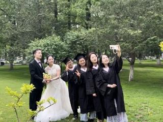 好甜！他们回母校拍婚纱照！