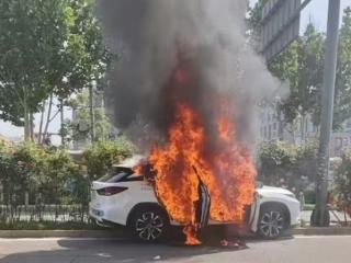 小马智行无人驾驶车撞上绿化带起火 事故原因暂不详