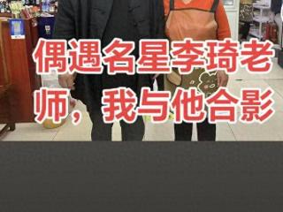 70岁李琦现身小餐馆吃饭！脸色发黑老态尽显，患糖尿病仍喝酒抽烟
