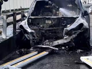 特斯拉疑撞上护栏后起火：现场火势凶猛 黑烟滚滚