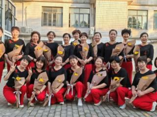 秦淮中学退休教师腰鼓队亮相校园艺术节闭幕式