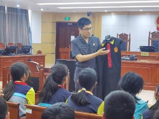 临沂金盾小学走进法院开展家庭教育宣传日活动